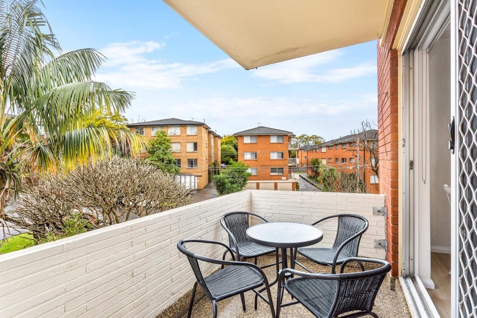 Stylish & Spacious 2BR Stay with Balcony Near Macquarie Centre Apartment in Sydney