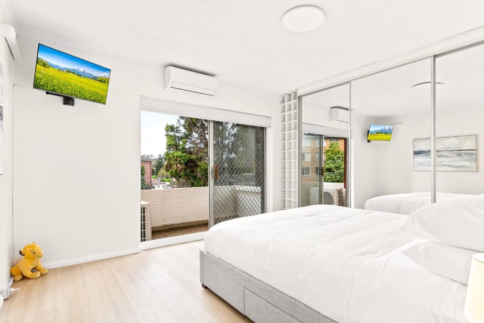 Stylish & Spacious 2BR Stay with Balcony Near Macquarie Centre Apartment in Sydney