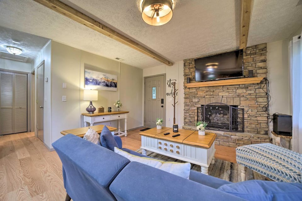 Charming Maggie Valley Getaway with Fire Pit! House in Maggie Valley