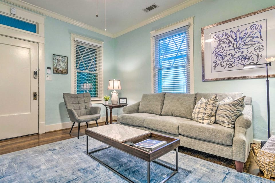 Colorful Cottage with Deck about 5 Mi to Downtown! House in Little Rock