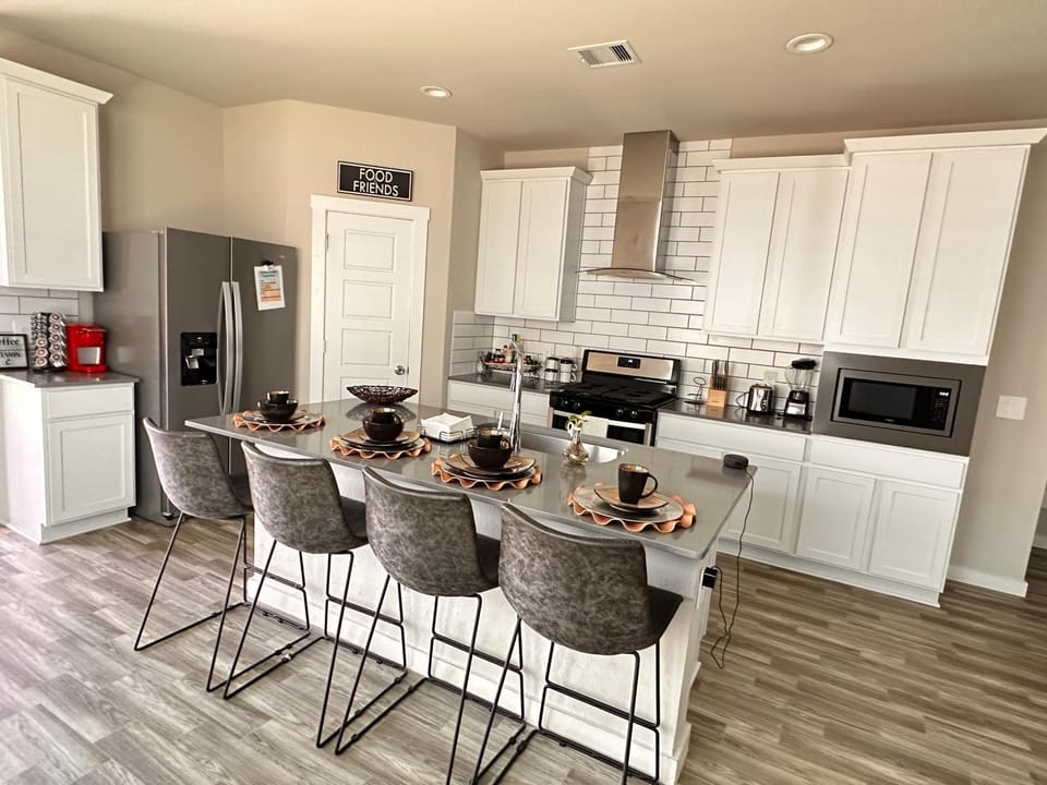 Kitchen or kitchenette, Seating area, Dining area, minibar, pet friendly