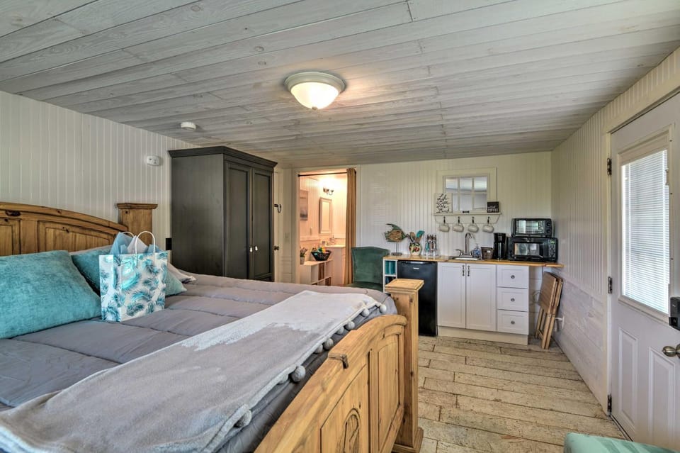 5 Mi to Rockport Beach Park: Studio w/ Porch! Apartment in Rockport
