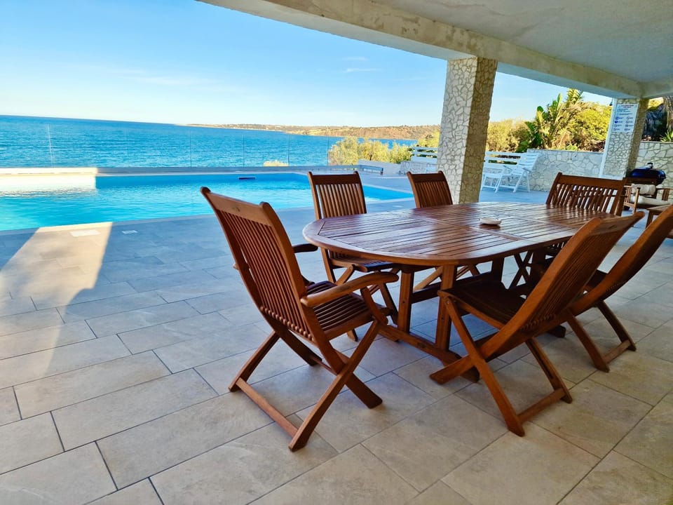 Dining area, Swimming pool
