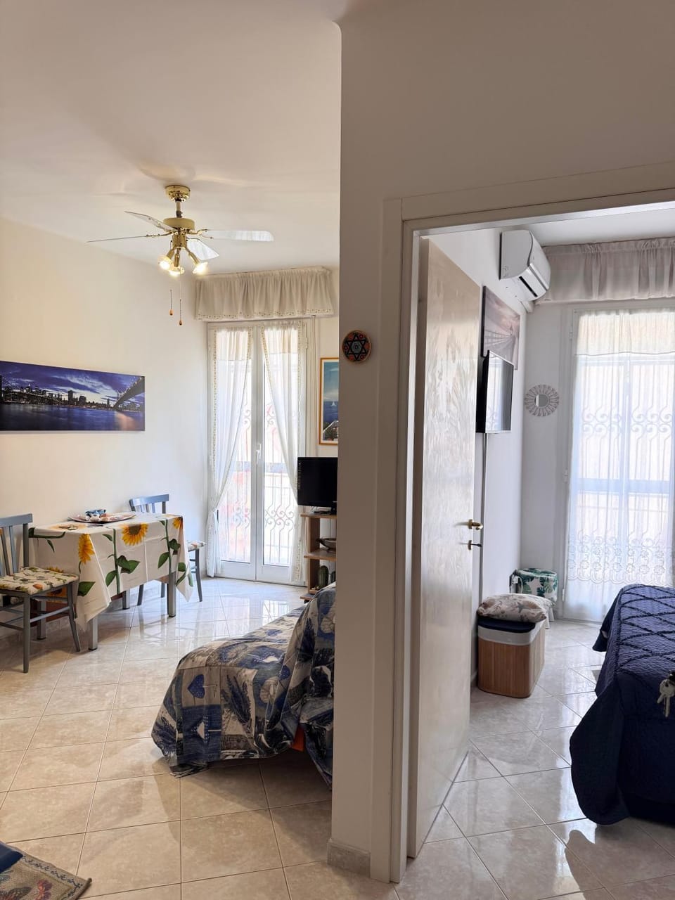 Seating area, Bedroom, air conditioner