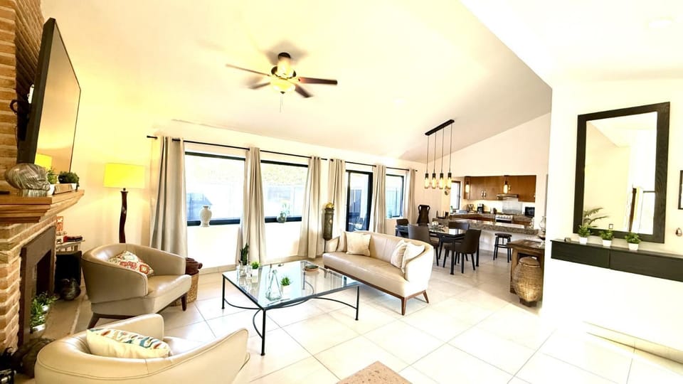 TV and multimedia, Living room, Seating area, Dining area, fireplace