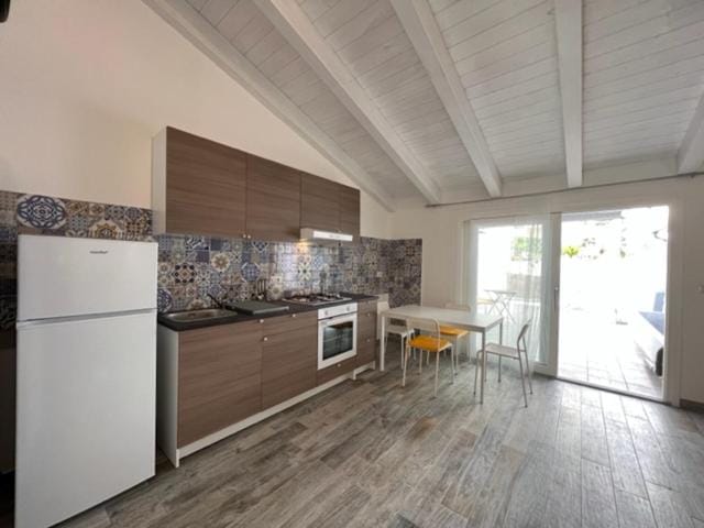 Kitchen or kitchenette, Dining area, oven, pet friendly, stove, toaster