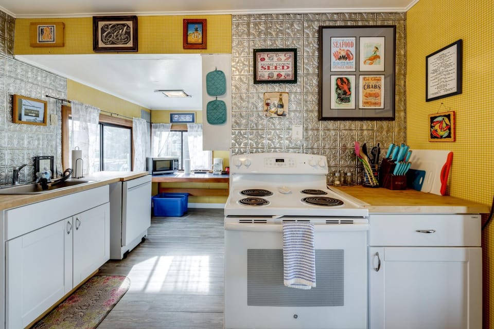 Beachfront Cottage on Seaside Promenade w/ Hot Tub House in Seaside