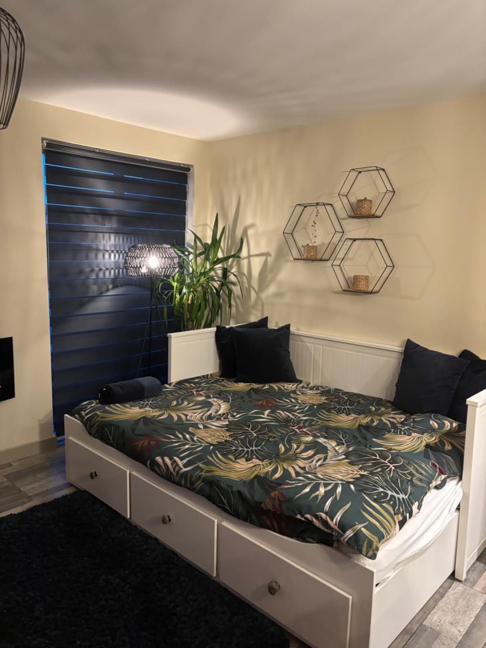 Luxury stay Kings Annexe 5 minutes from Longleat Apartment in Warminster