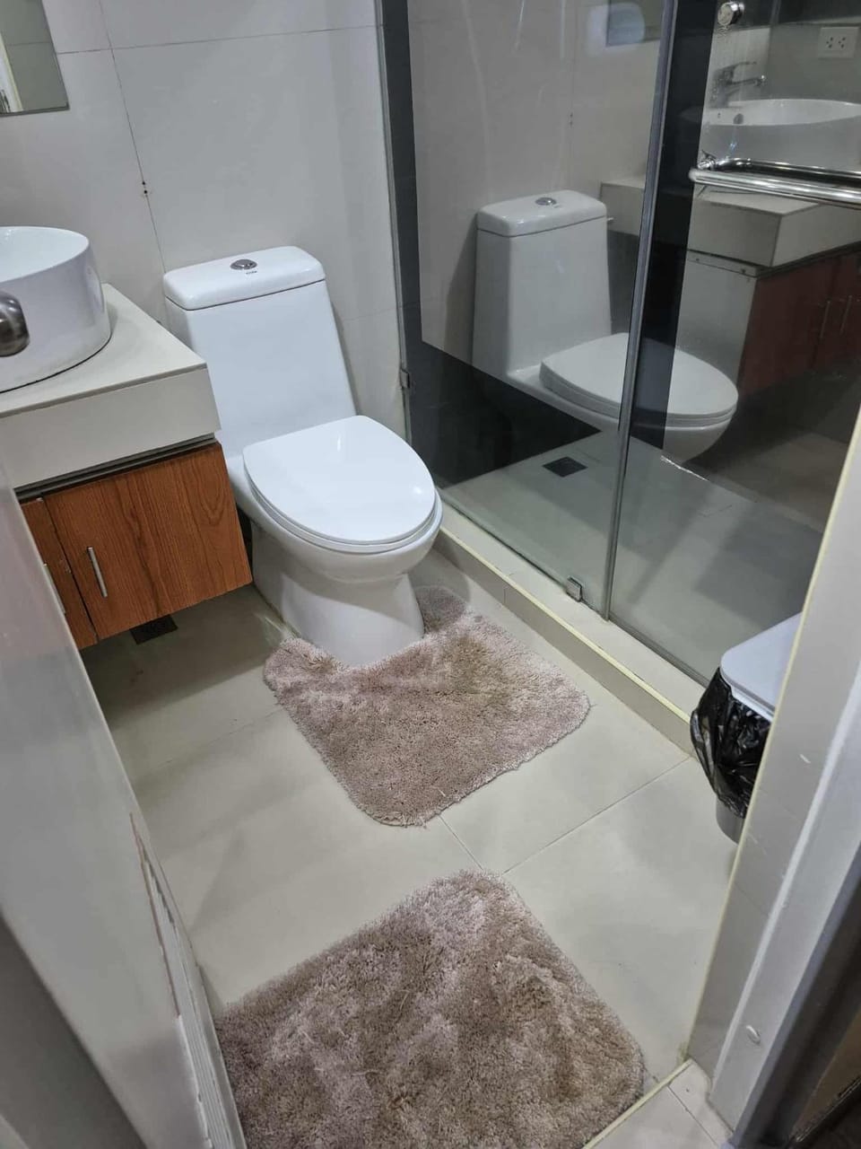 3BR 70sqm Free internet, Penthouse unit in Ermita, Manila near US Embassy Apartment in Manila City