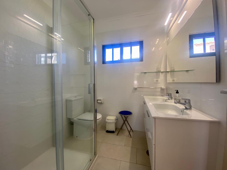 Shower, Toilet, Bathroom, towels