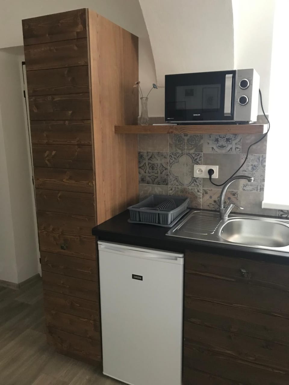 Kitchen or kitchenette, minibar