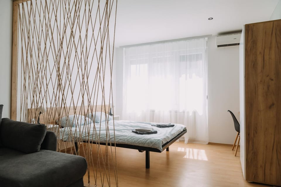 Bed, Living room