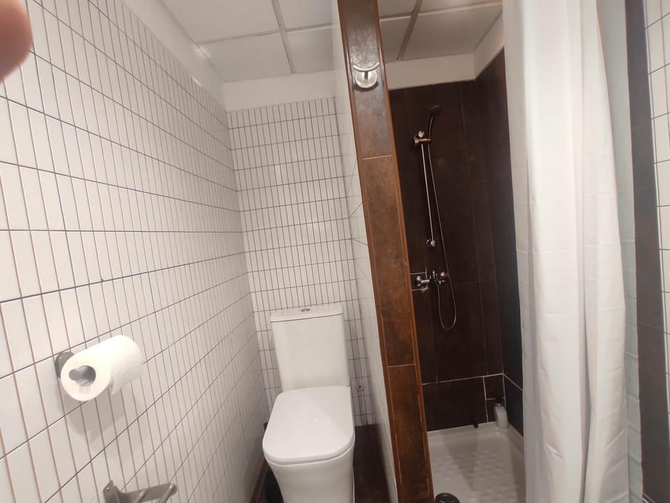 Big room with shared bath and kitchen, 20m2, with terrace and ocean view Apartment in Playa de las Americas