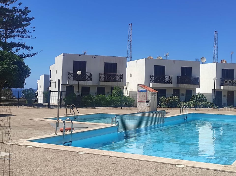 Big room with shared bath and kitchen, 20m2, with terrace and ocean view Apartment in Playa de las Americas