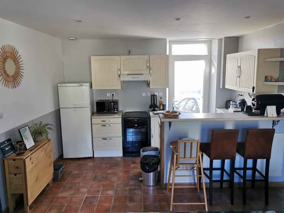 Kitchen or kitchenette, Lounge or bar