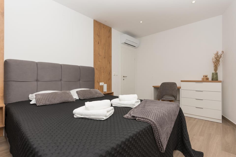 Bed, Photo of the whole room, Bedroom, wardrobe