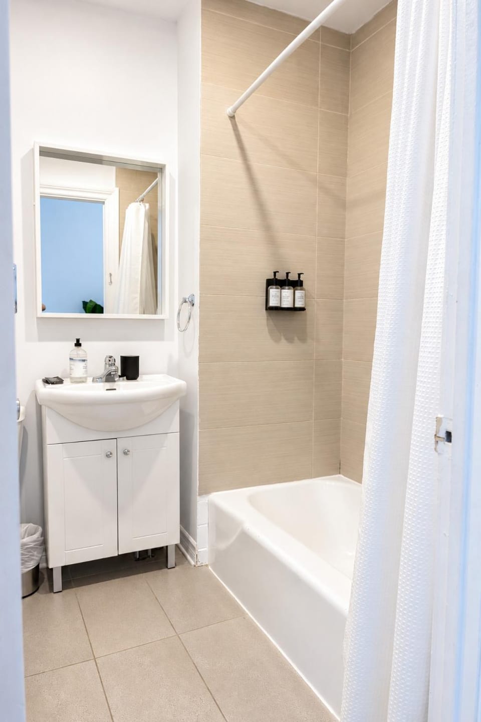 BLUE&GOLD - SelfCheckIn - Plateau - St-Laurent Apartment in Laval