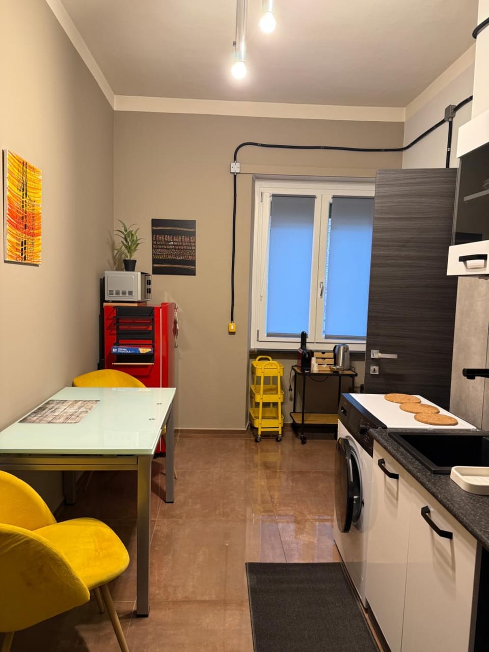 Kitchen or kitchenette, Dining area