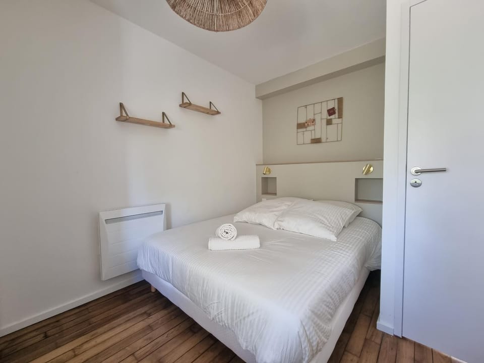 Bed, Photo of the whole room, Bedroom, towels