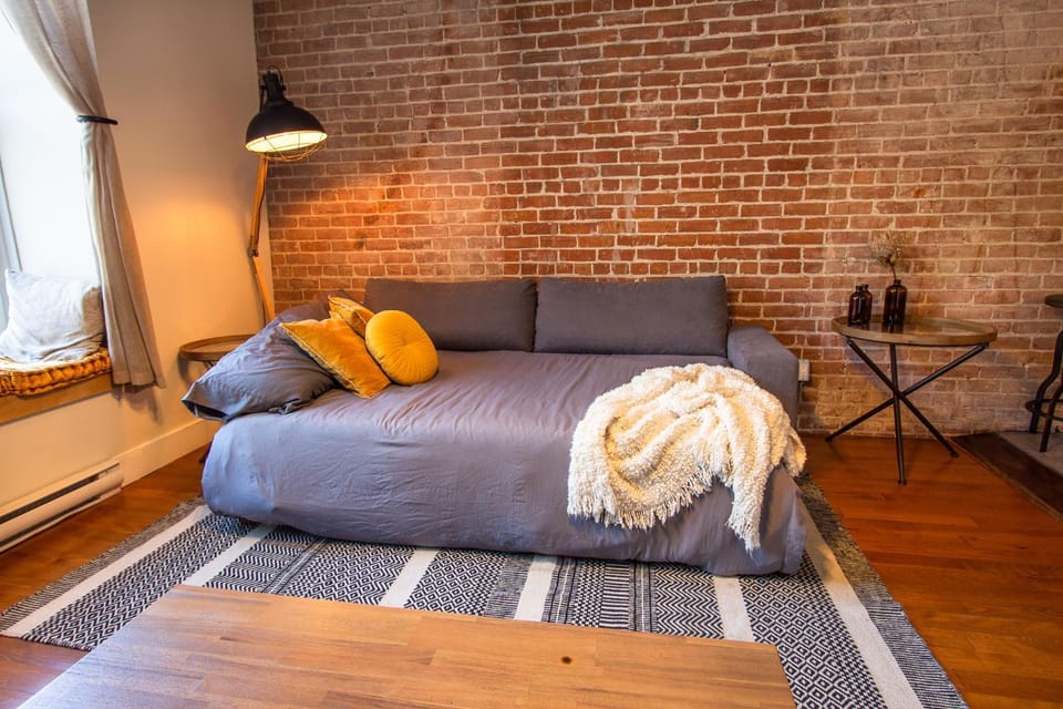Bed, Living room