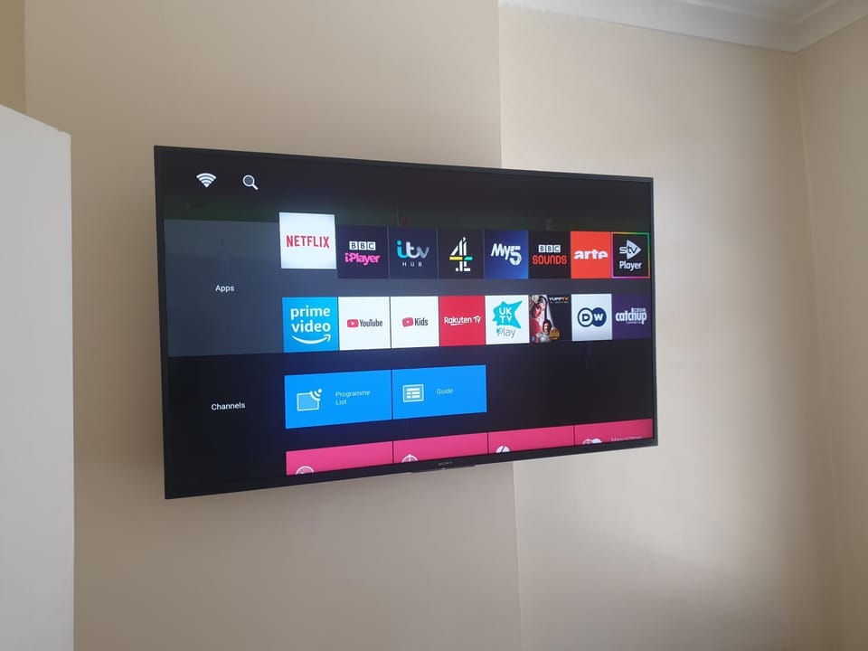 London Luxury 2 Bedroom Apartment 5 min from tube station with free parking Apartment in Ilford