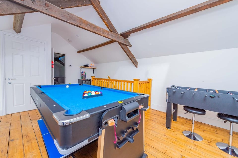 Snowdon House, 8 bedrooms, sleep 16, close to Blackrock Sand House in Porthmadog