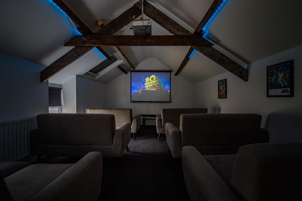Snowdon House, 8 bedrooms, sleep 16, close to Blackrock Sand House in Porthmadog