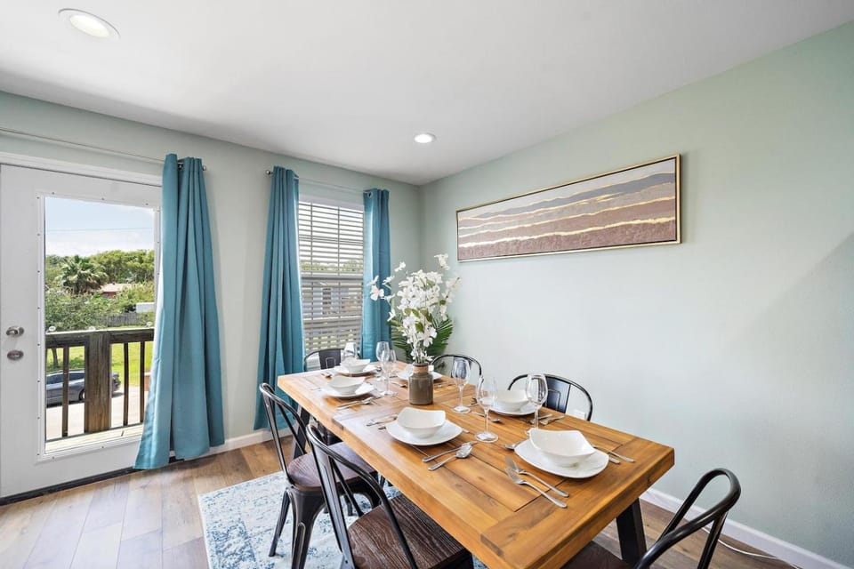 Elevated Stay Near Pier, Beach BBQ WiFi Games House in Galveston Island