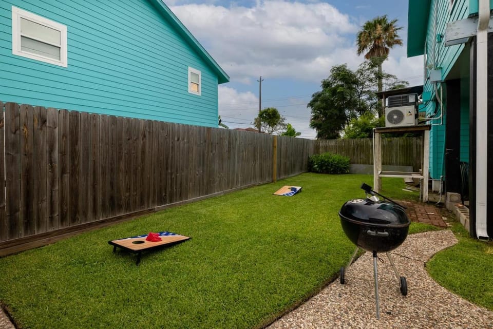 Elevated Stay Near Pier, Beach BBQ WiFi Games House in Galveston Island