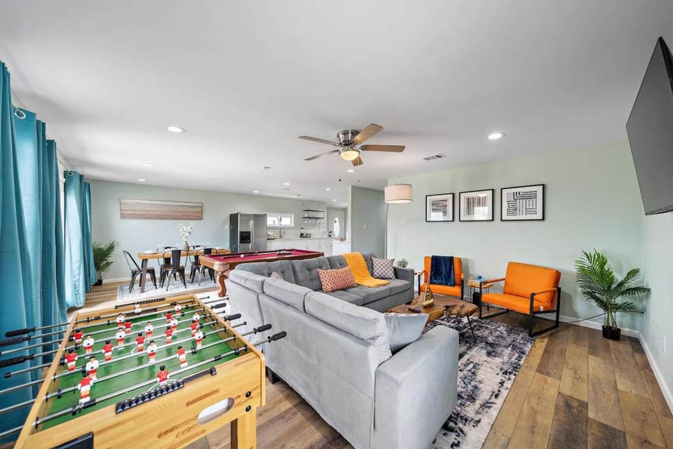 Elevated Stay Near Pier, Beach BBQ WiFi Games House in Galveston Island