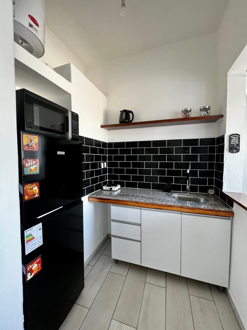 Kitchen or kitchenette, minibar, stove