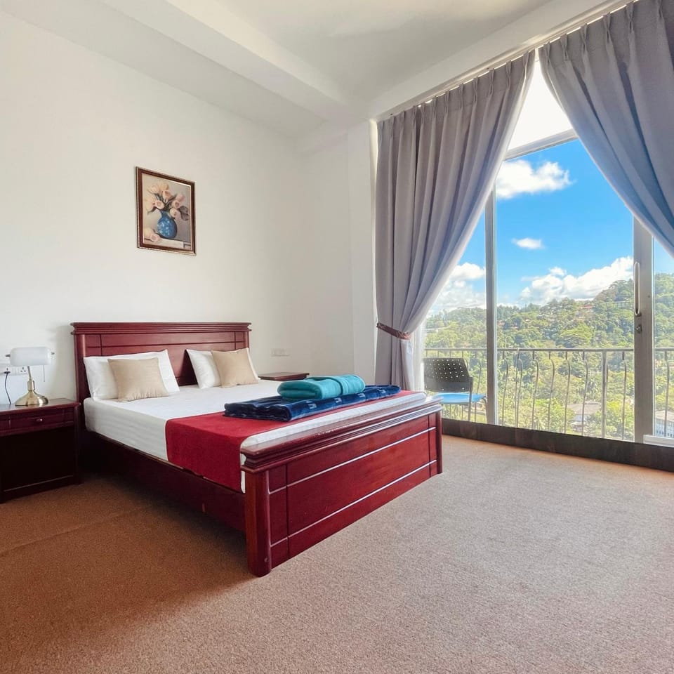 Photo of the whole room, Bedroom, Mountain view