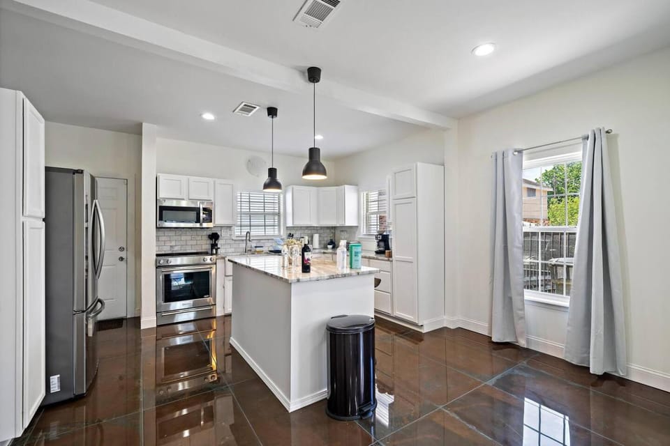 Getaway Nr Midtown, DT, TSU Hot tub Game Room House in Houston