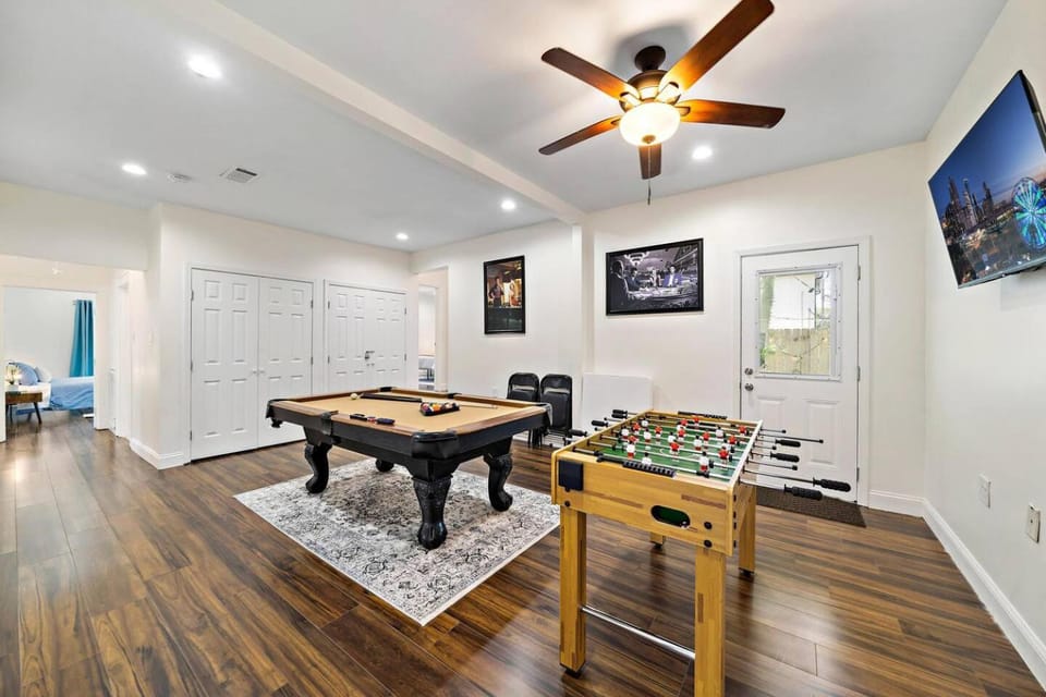 Getaway Nr Midtown, DT, TSU Hot tub Game Room House in Houston