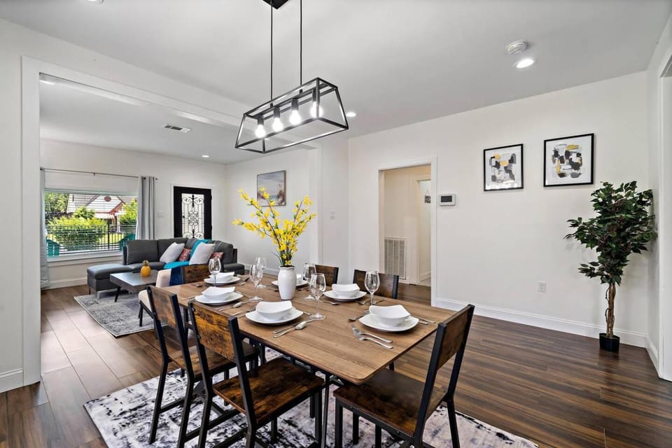 Getaway Nr Midtown, DT, TSU Hot tub Game Room House in Houston