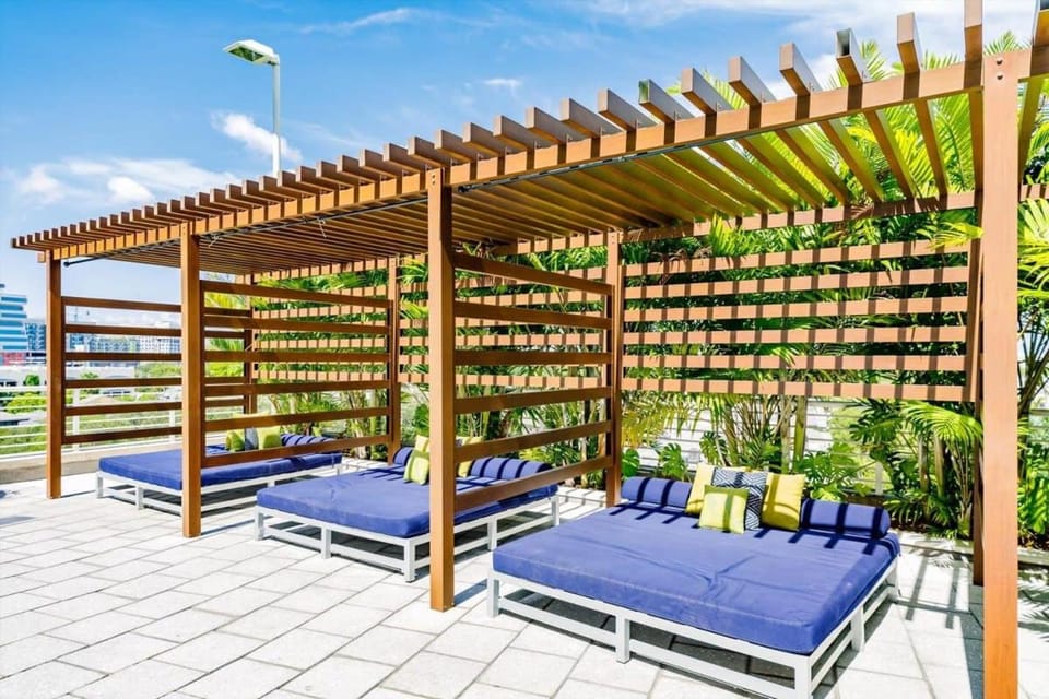 Hang Ten- Large Townhome lux amenities parking Apartment in Miami