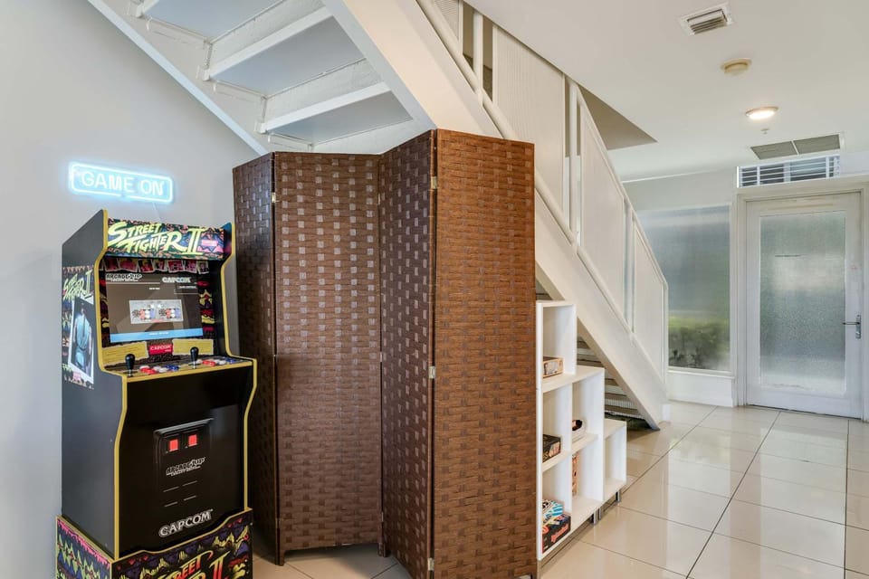 Hang Ten- Large Townhome lux amenities parking Apartment in Miami