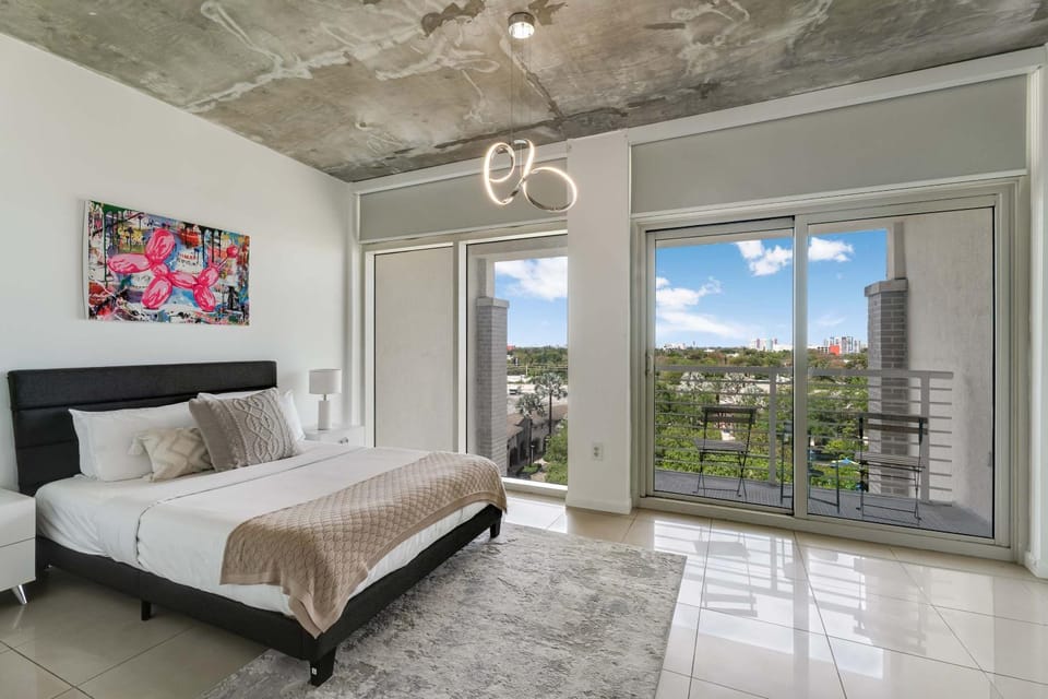 Hang Ten- Large Townhome lux amenities parking Apartment in Miami