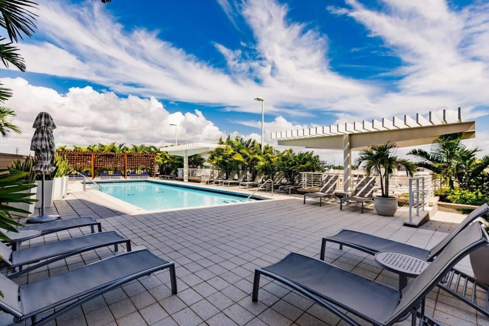 Hang Ten- Large Townhome lux amenities parking Apartment in Miami