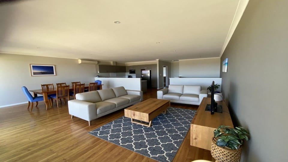 TV and multimedia, Kitchen or kitchenette, Living room, Seating area, Dining area