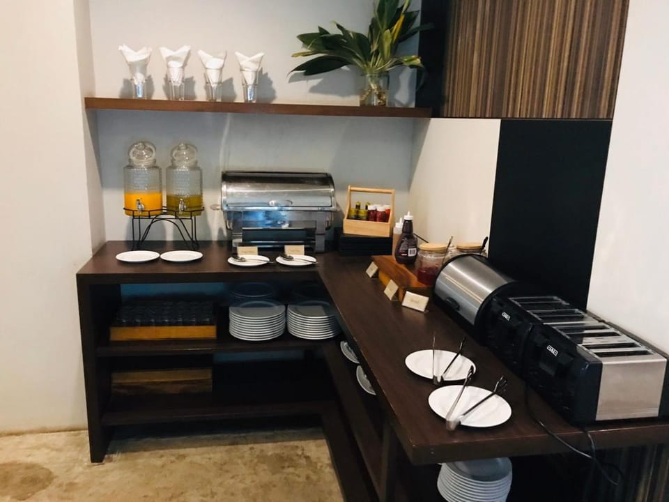 Coffee/tea facilities, Dining area, Breakfast