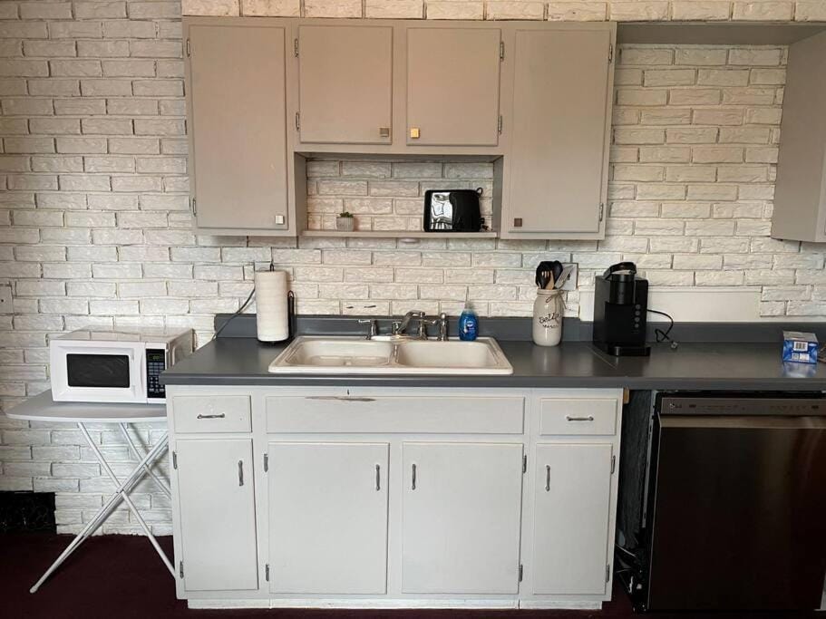 2-Bedroom Quincy Apt. with private parking & Wifi Apartment in Quincy