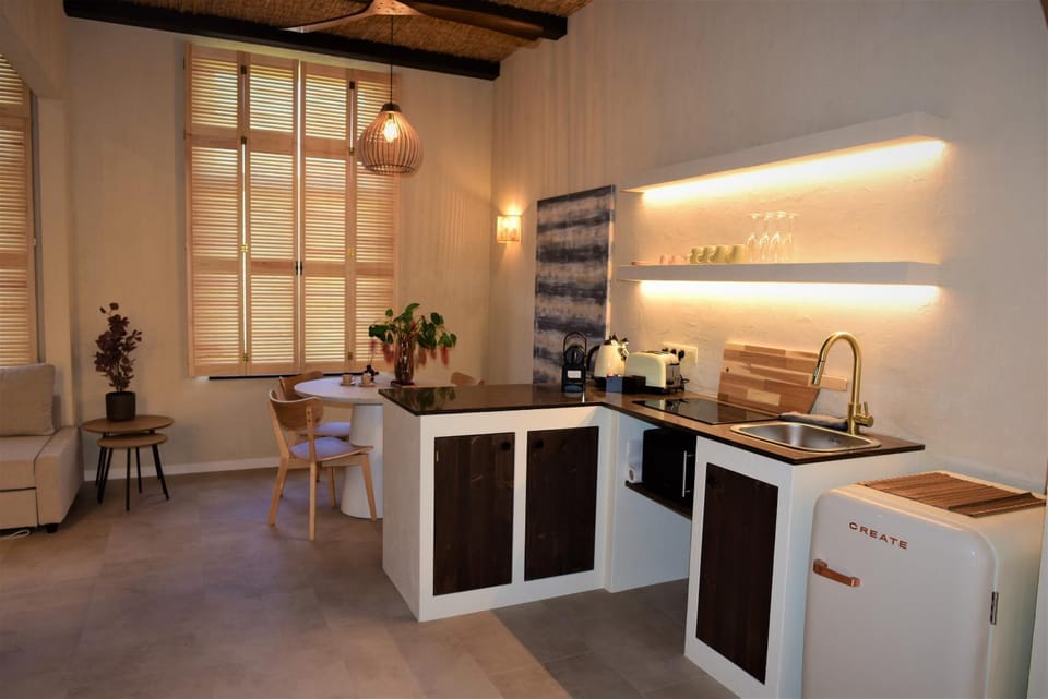 Kitchen or kitchenette, Dining area, stove