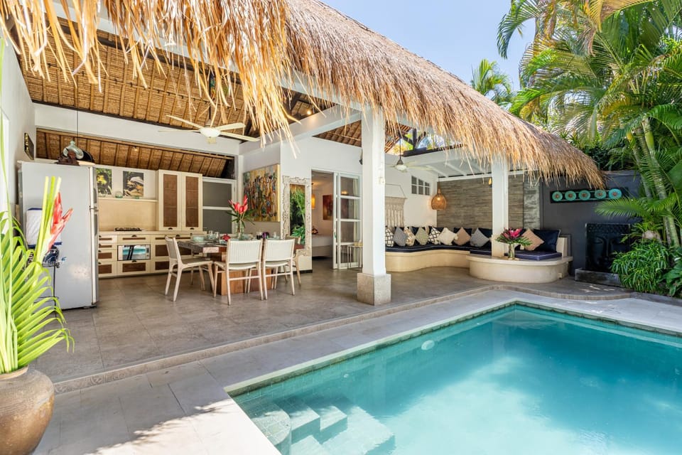 Patio, Day, Swimming pool