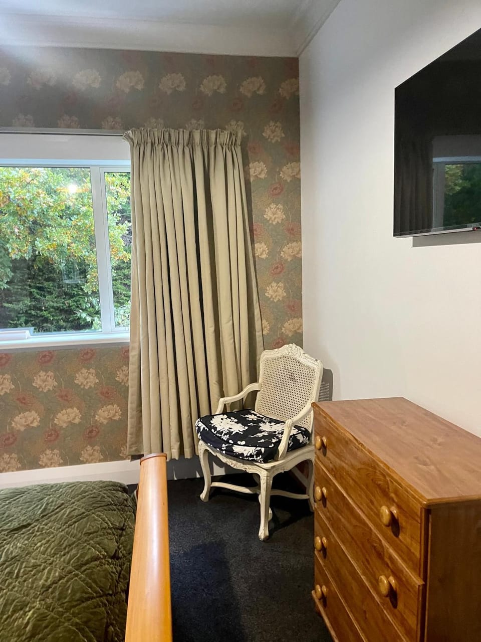 Bed, TV and multimedia, Photo of the whole room, Bedroom