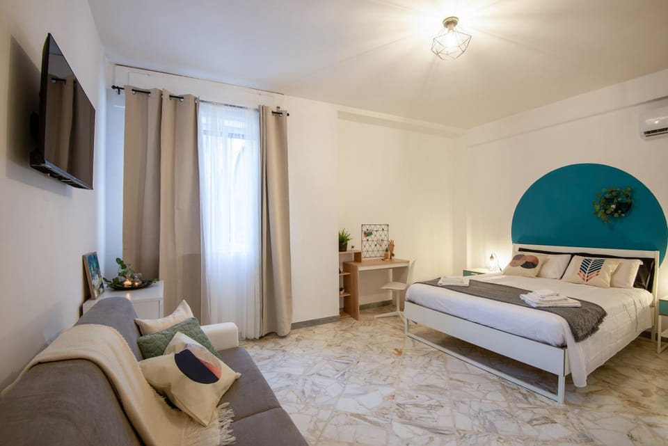 Bed, TV and multimedia, Photo of the whole room, Seating area, Evening entertainment, Bedroom