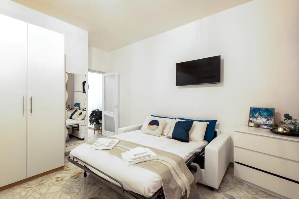 Bed, TV and multimedia, Bedroom, wardrobe