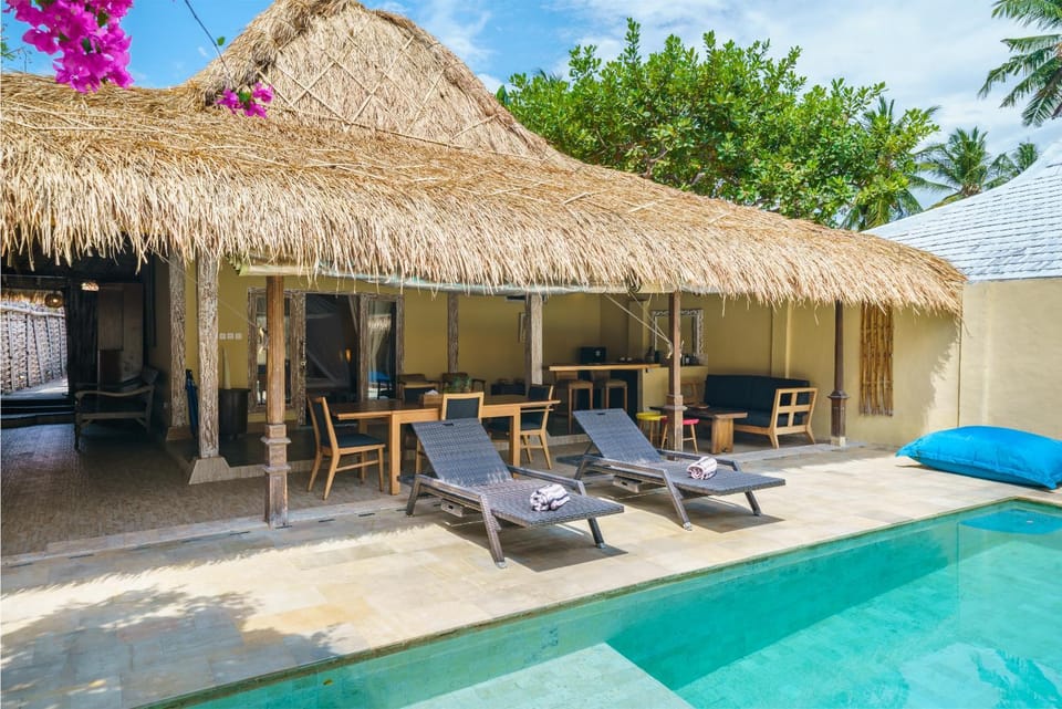 Property building, Day, Pool view, Swimming pool, Swimming pool, sunbed