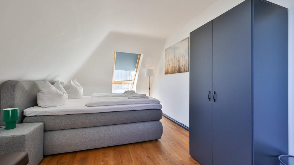 Photo of the whole room, Bedroom, wardrobe