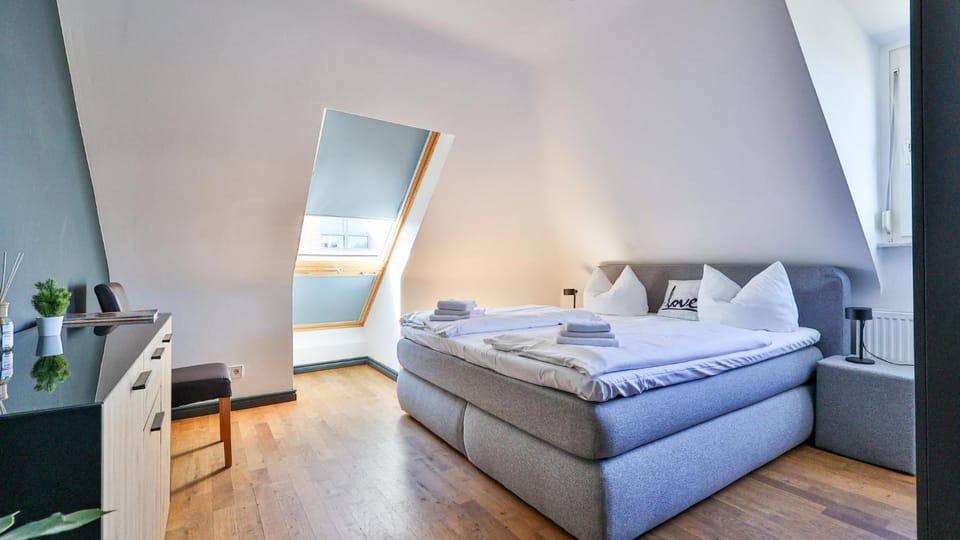 Photo of the whole room, Bedroom